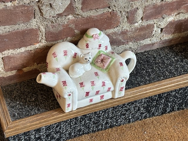 cat teapot at Swing the Teapot in Floral Park, New York