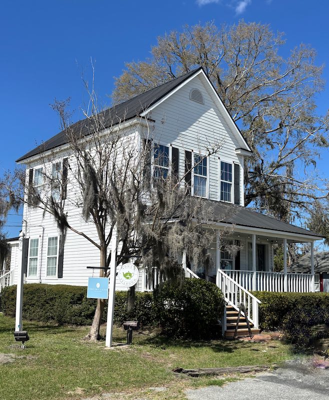 exterior Anna's Tearoom in Springfield, Georgia.